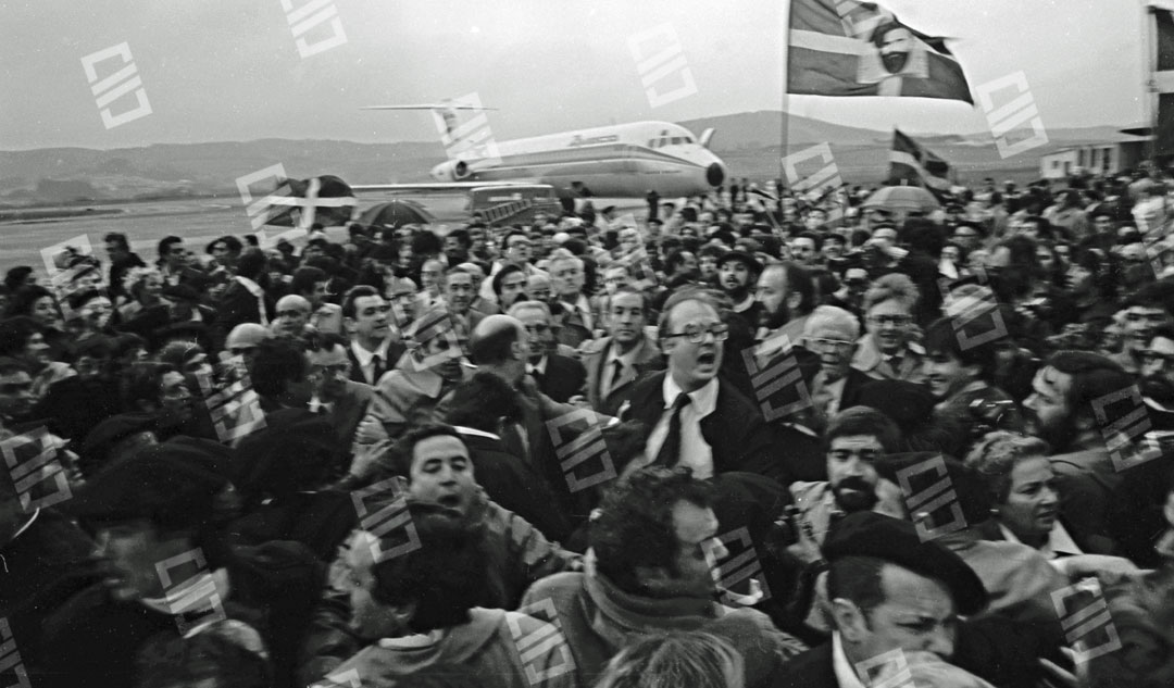 El Lehendakari Leizaola en el aeropuerto de Sondika